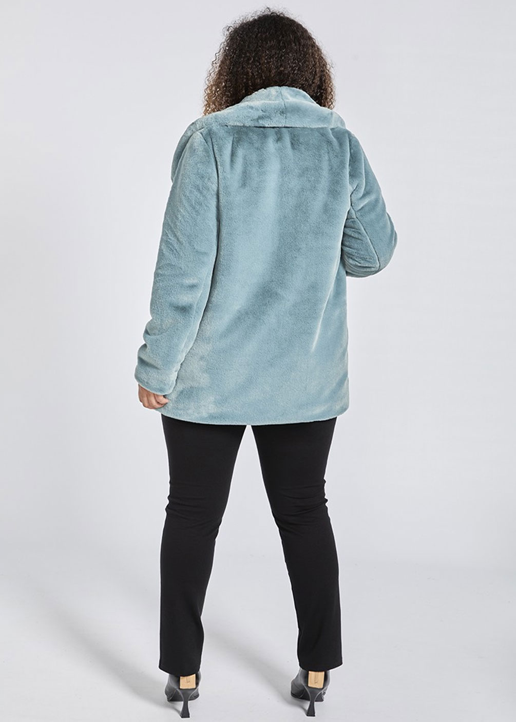 Abrigo de pelo con solapa redondeada, bolsillos laterales, manga larga, cierre con corchetes y forrado en el interior. Composición: Tejido exterior: 100% Poliéster. Forro: 100% Poliéster.