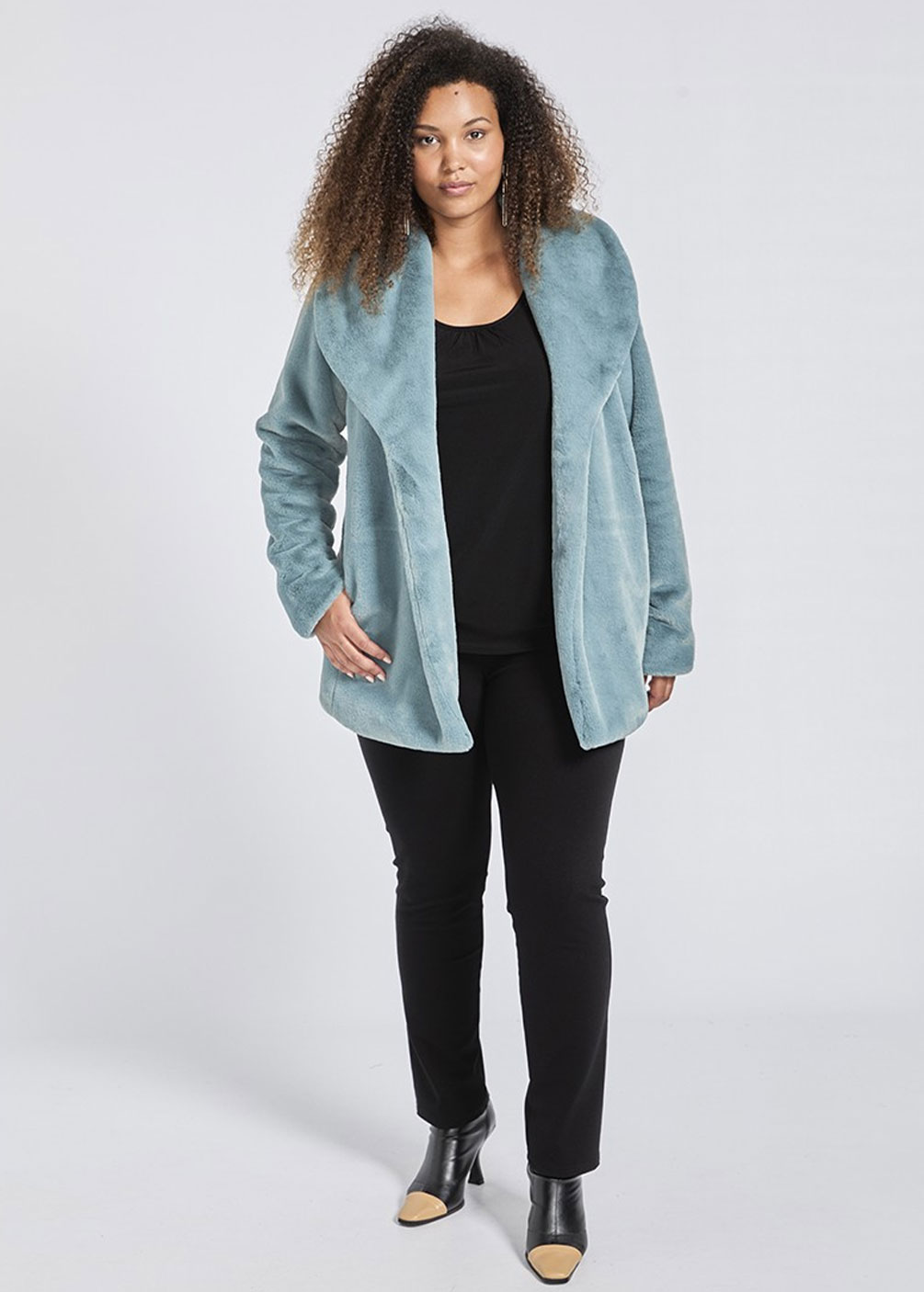 Abrigo de pelo con solapa redondeada, bolsillos laterales, manga larga, cierre con corchetes y forrado en el interior. Composición: Tejido exterior: 100% Poliéster. Forro: 100% Poliéster.